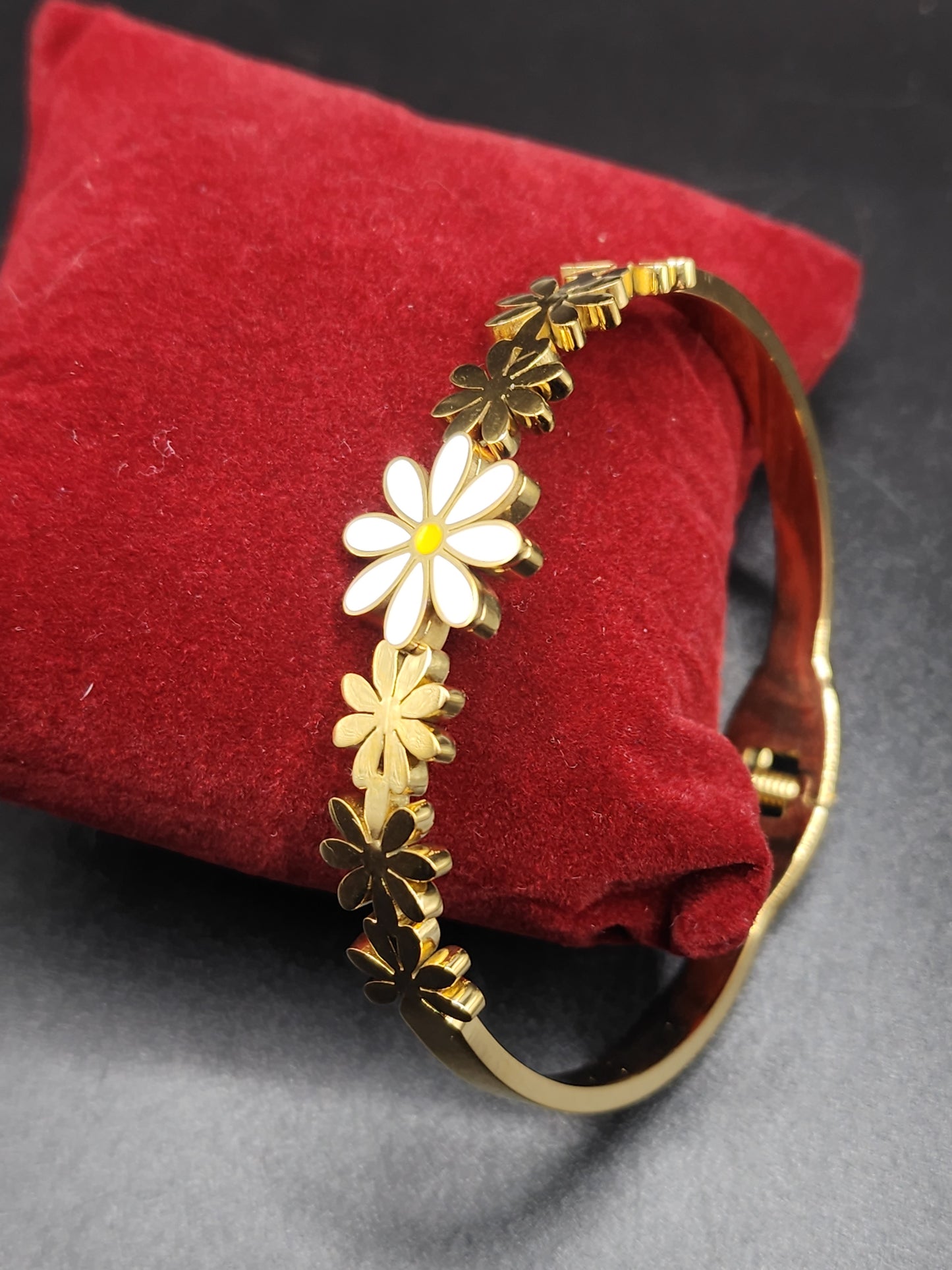 PSK ELEGANCE Daisy Bloom Floral Gold Bracelet ✨