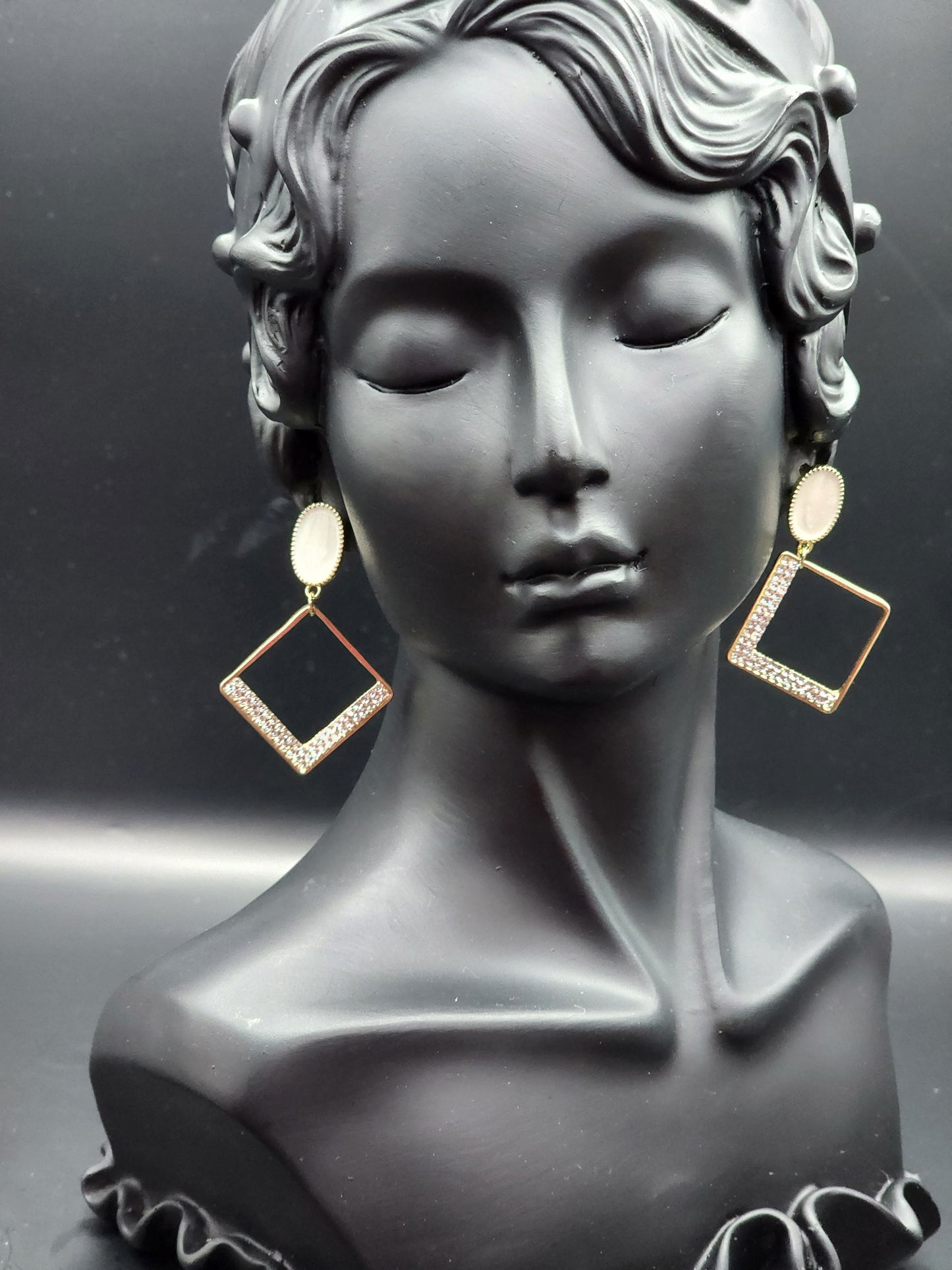 Earing Gold Tone