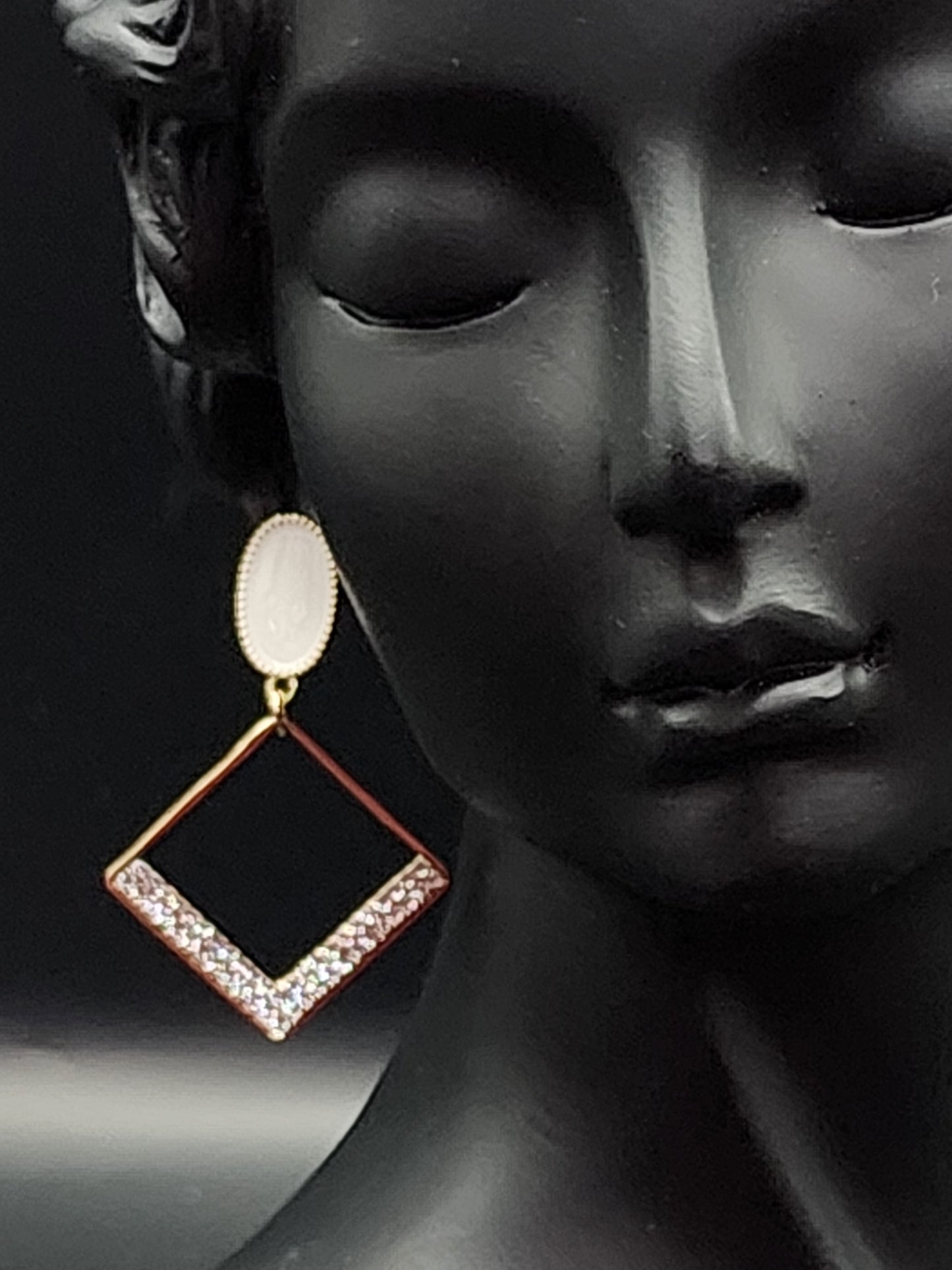 Earing Gold Tone