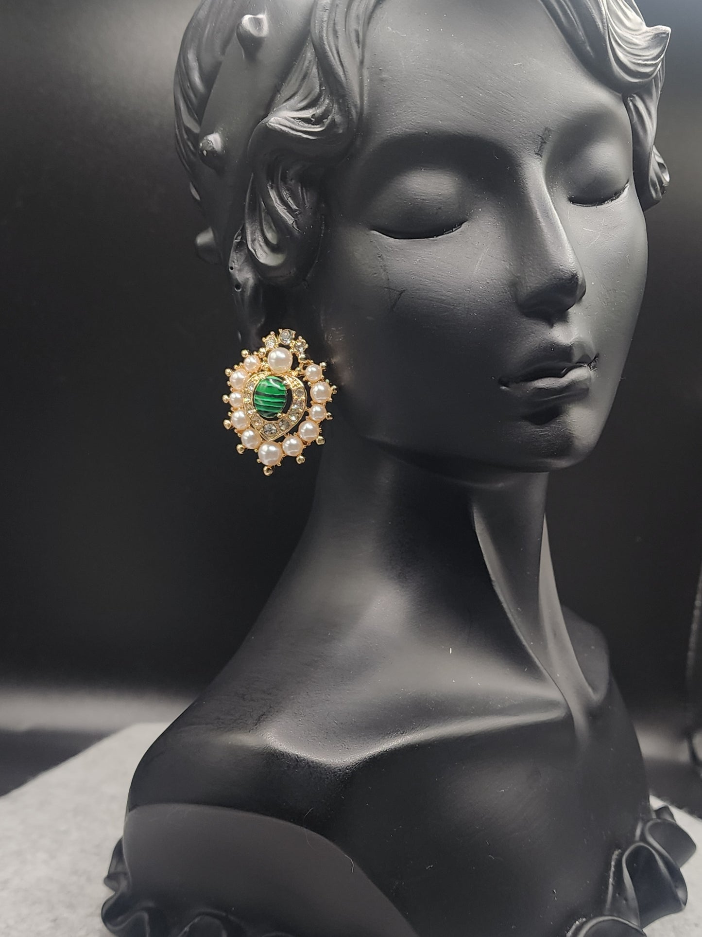 Green Stone Royal Studs
💚 Emerald center
💚 Instant classy vibe