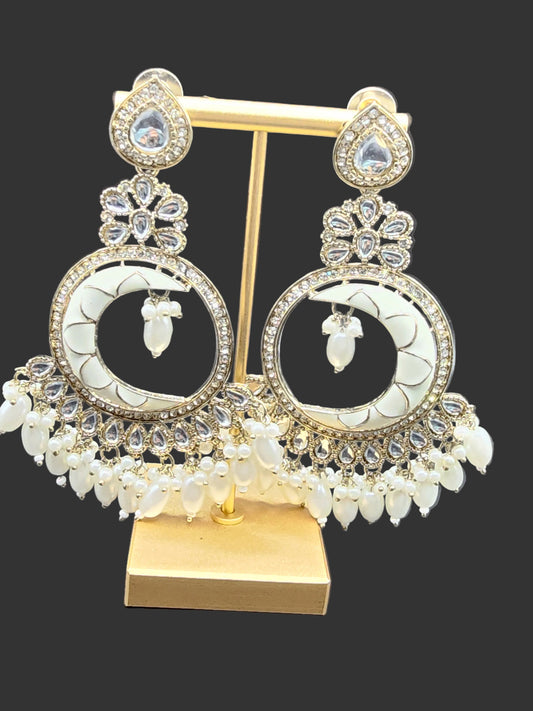 White & gold kundan-style circular chandbali. Floral stud top with teardrop stones