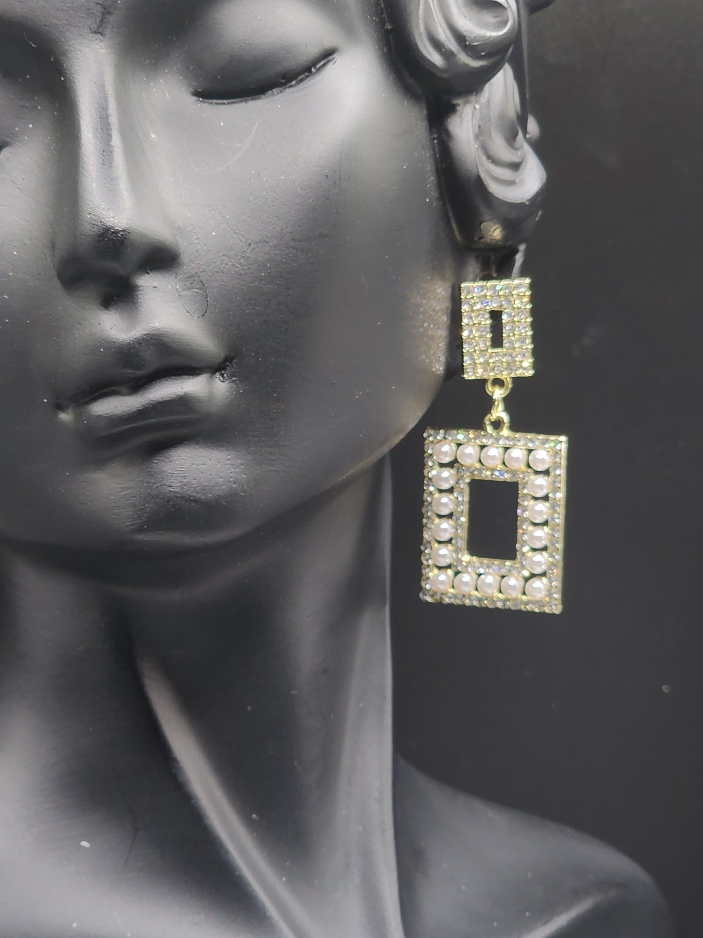 Pearl white gold-toned drop earrings.