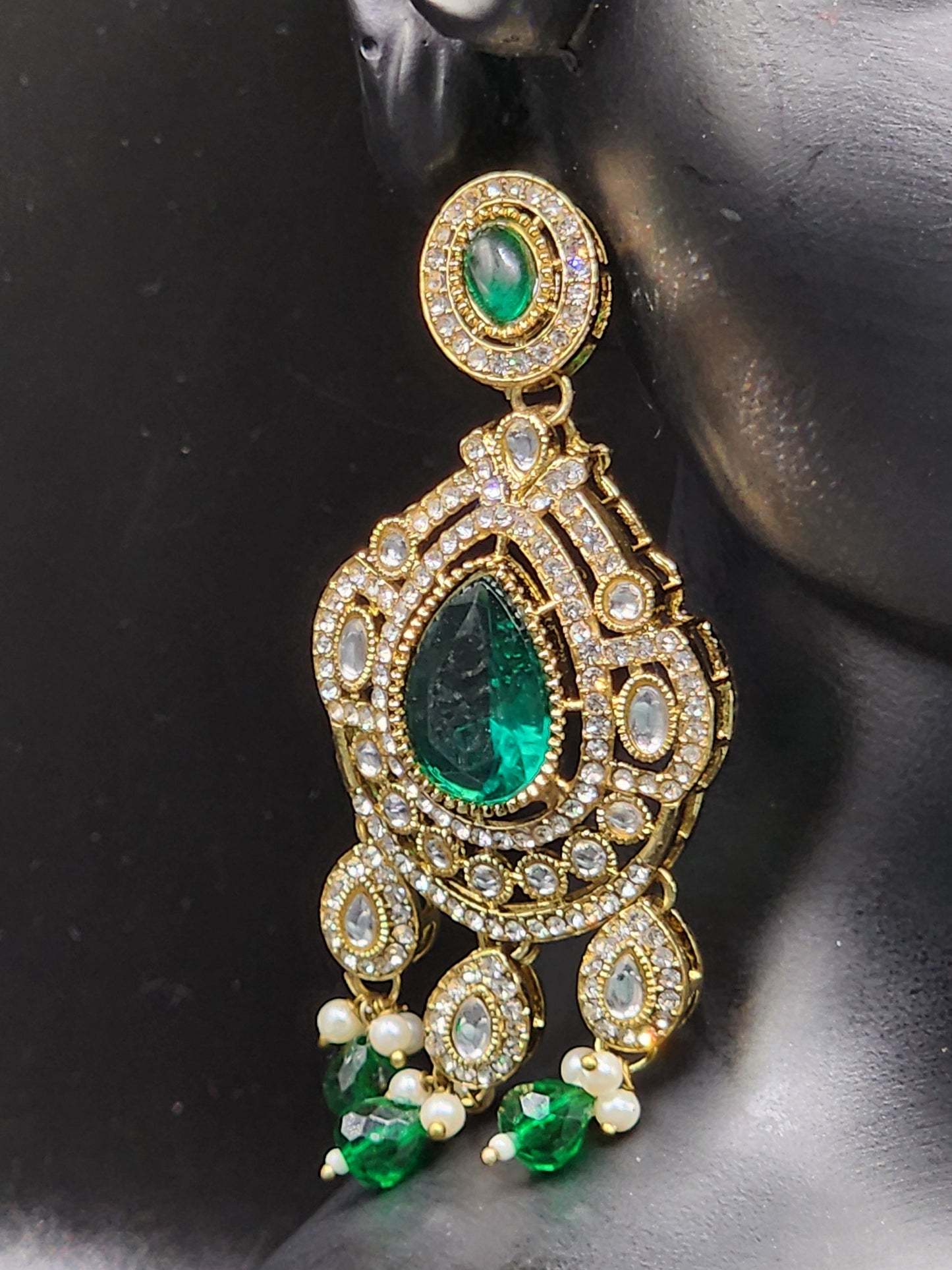 Emerald Kundan Chandbali Drop Earrings
💚