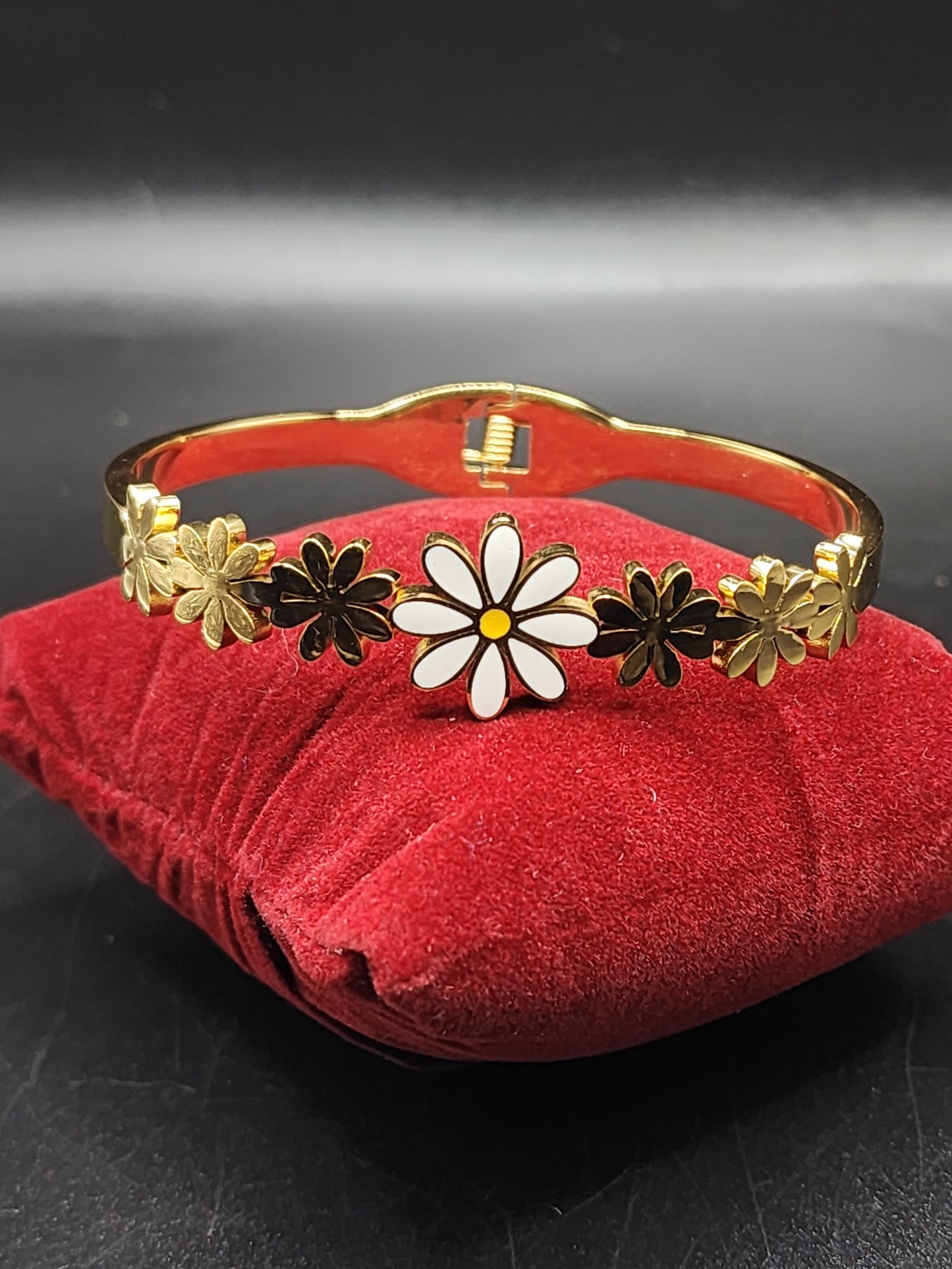PSK ELEGANCE Daisy Bloom Floral Gold Bracelet ✨