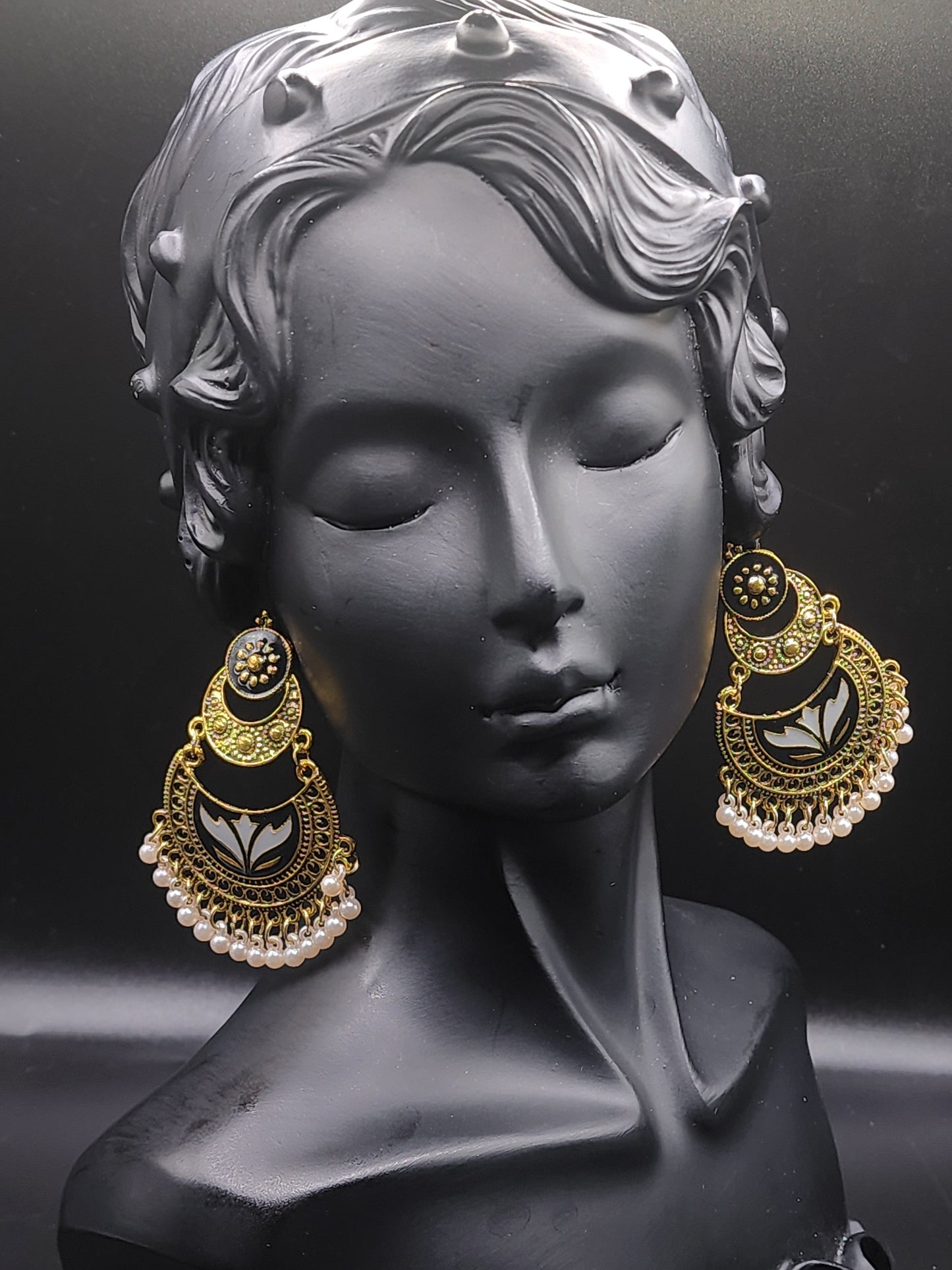 Golden + black + pearls = pure elegance 💫
These chandbalis will instantly upgrade ANY outfit