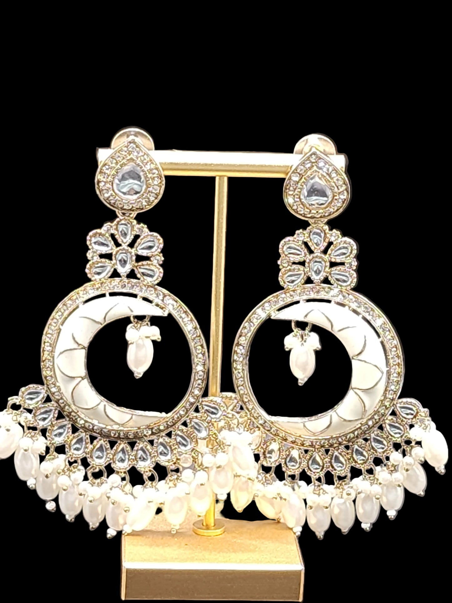 White & gold kundan-style circular chandbali. Floral stud top with teardrop stones