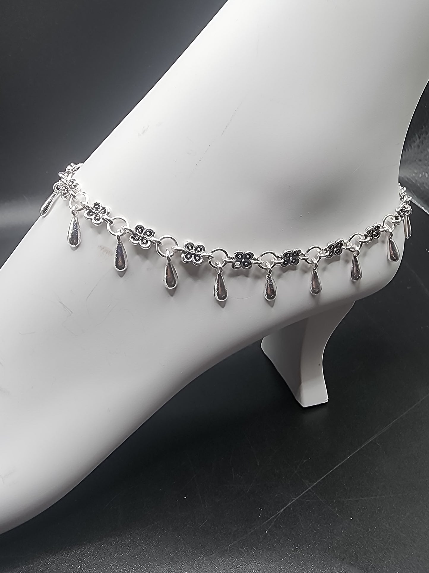 Silver Floral Drop Anklet – Minimal Chic Elegance