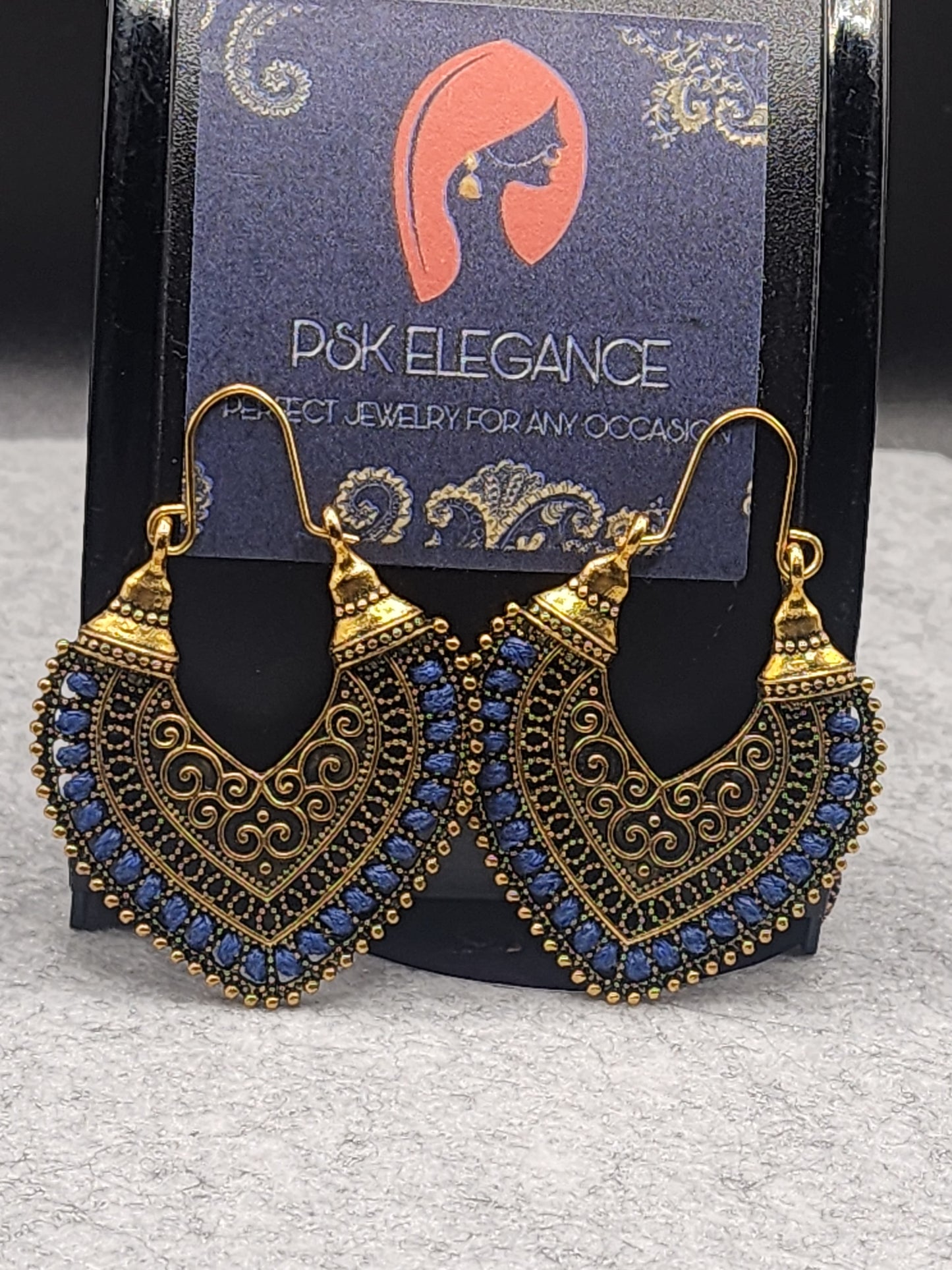Royal blue accents Earings dangling 💙