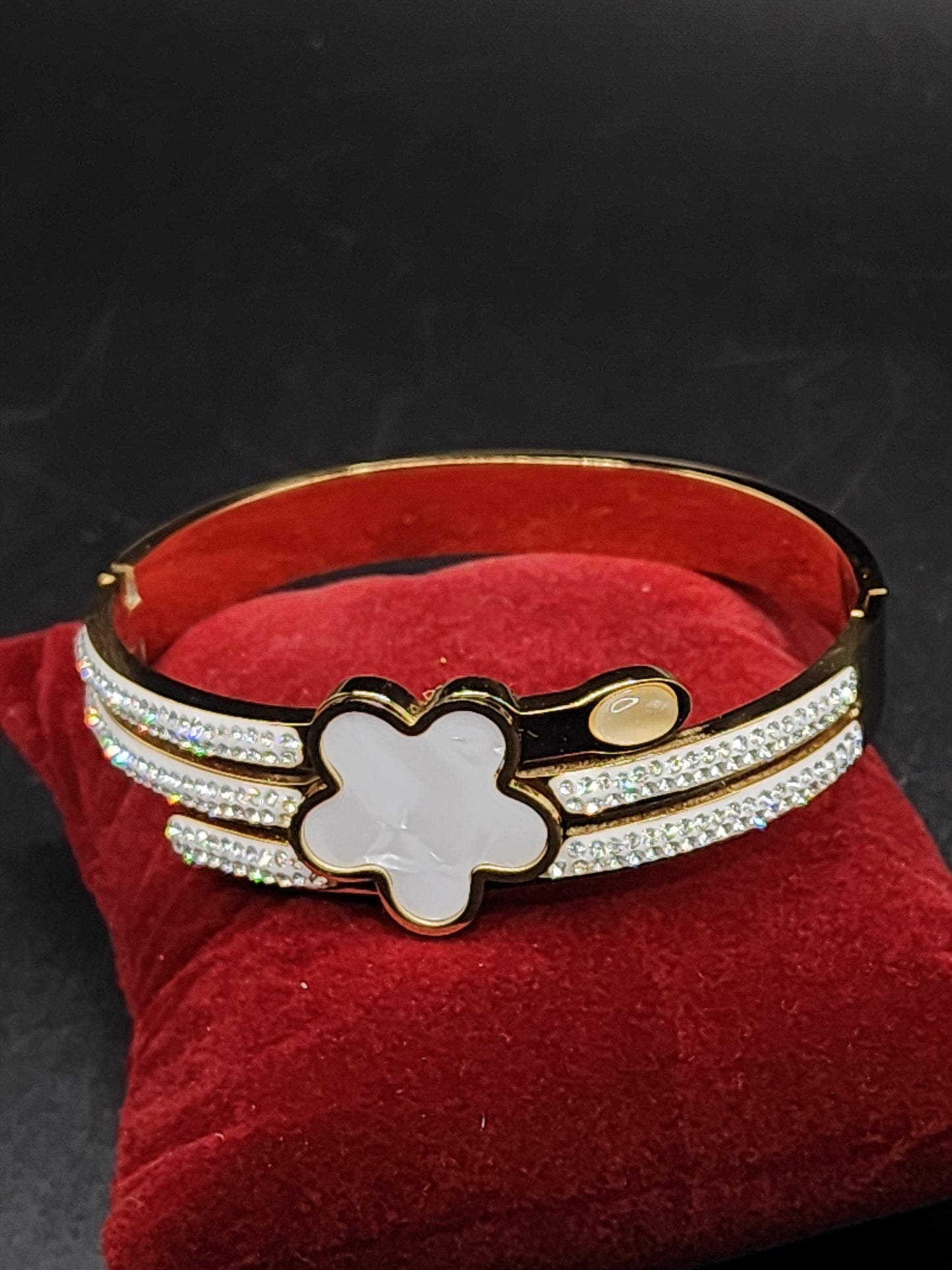 PSK ELEGANCE White Clover Luxe Crystal Bracelet ✨
