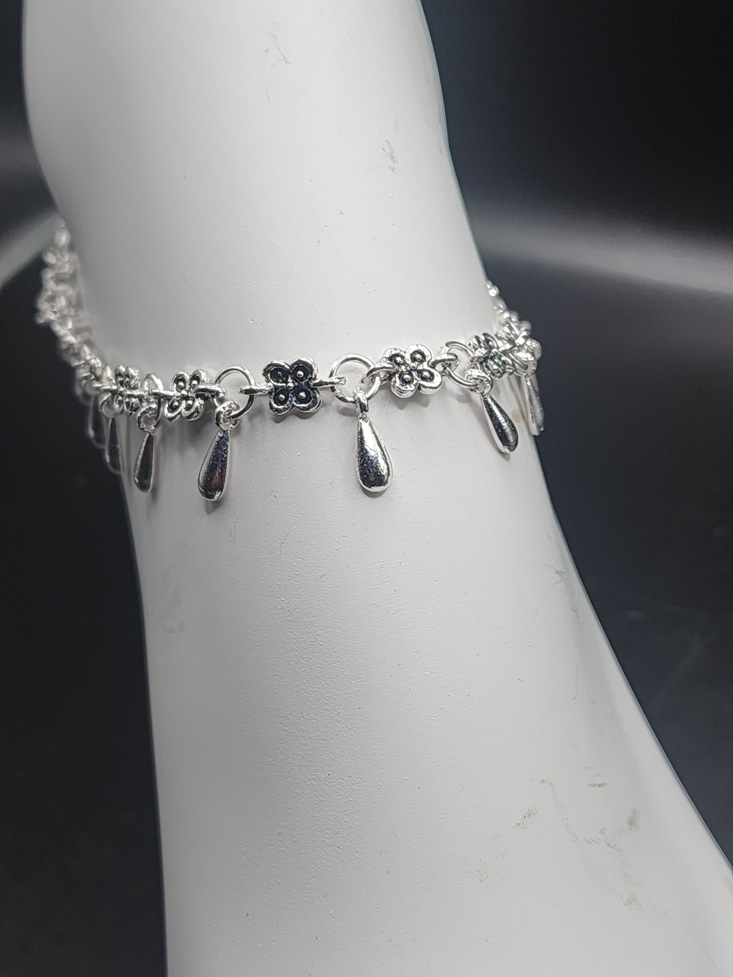 Silver Floral Drop Anklet – Minimal Chic Elegance