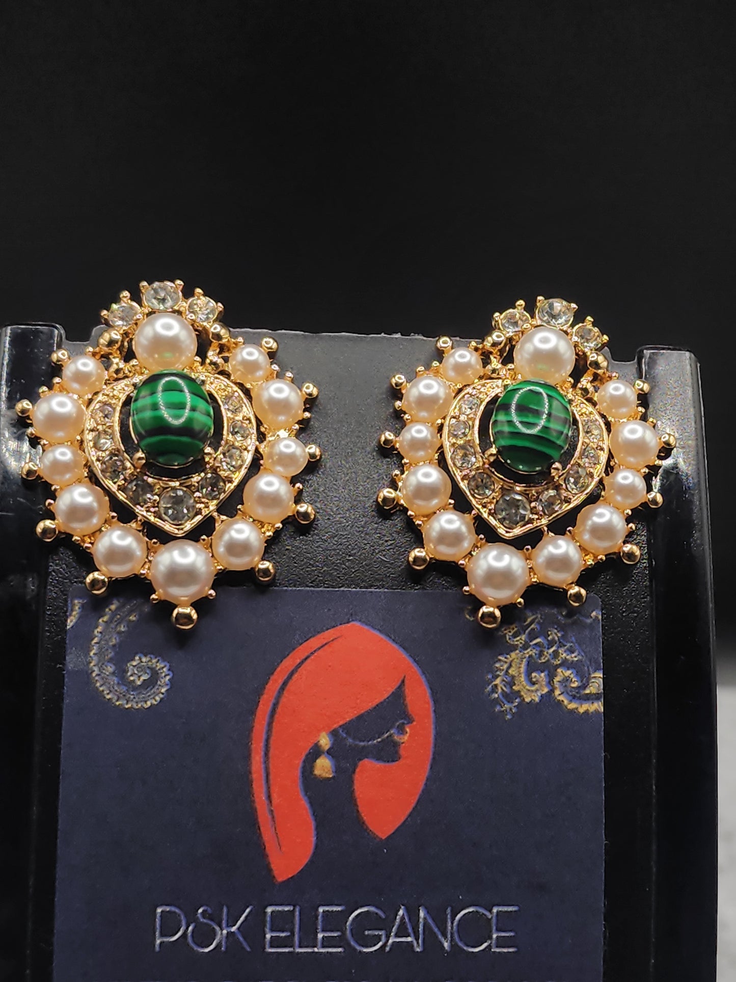 Green Stone Royal Studs
💚 Emerald center
💚 Instant classy vibe