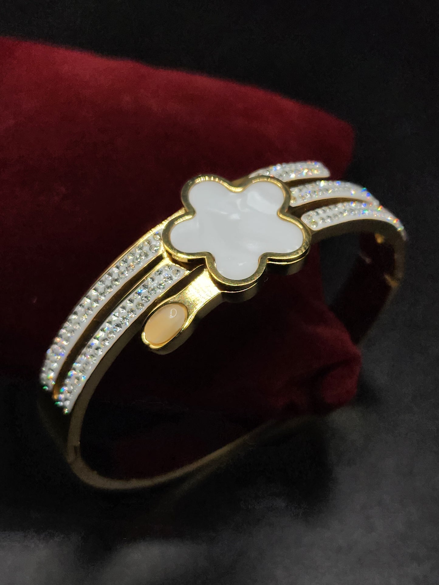 PSK ELEGANCE White Clover Luxe Crystal Bracelet ✨