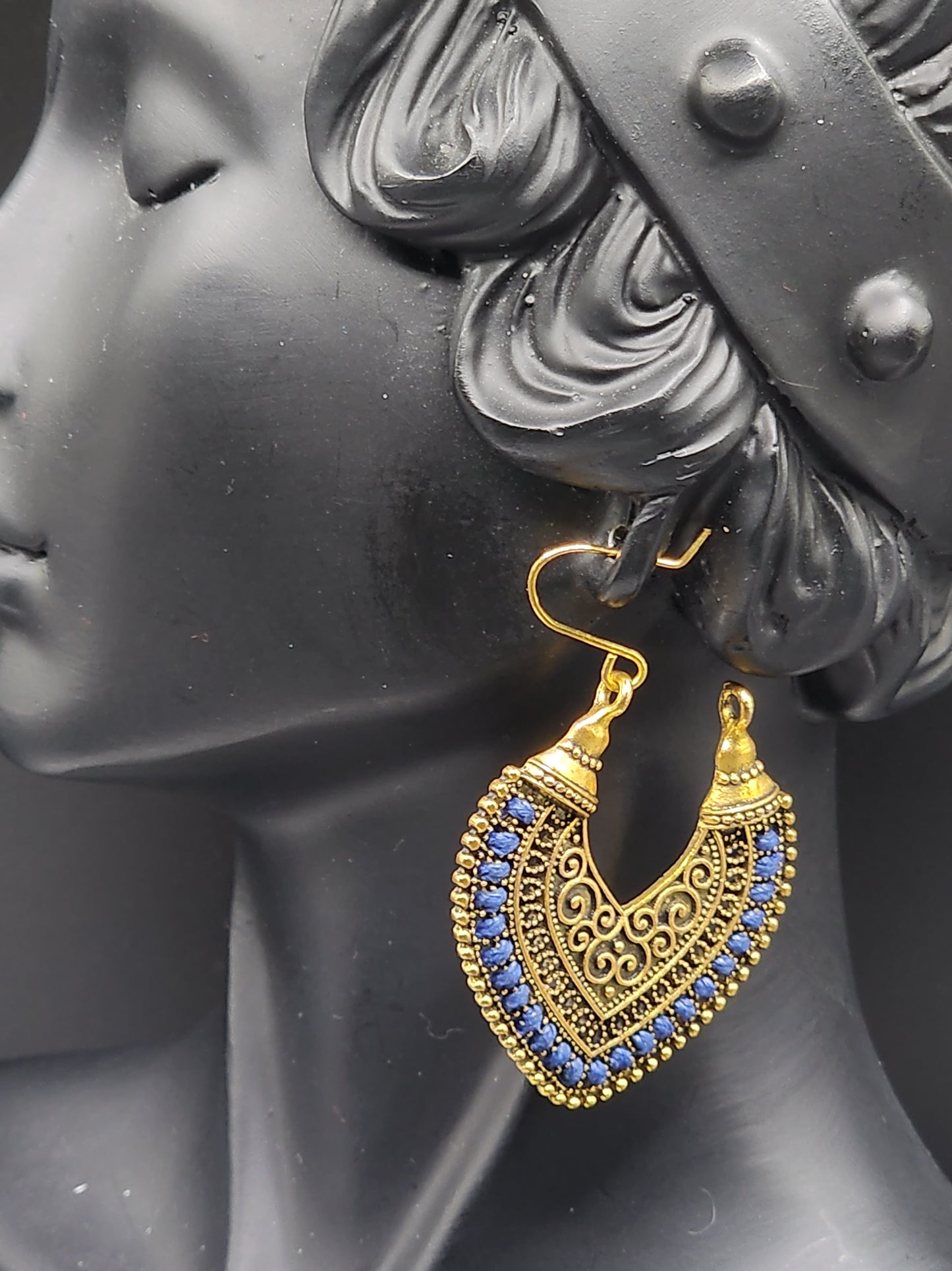 Royal blue accents Earings dangling 💙