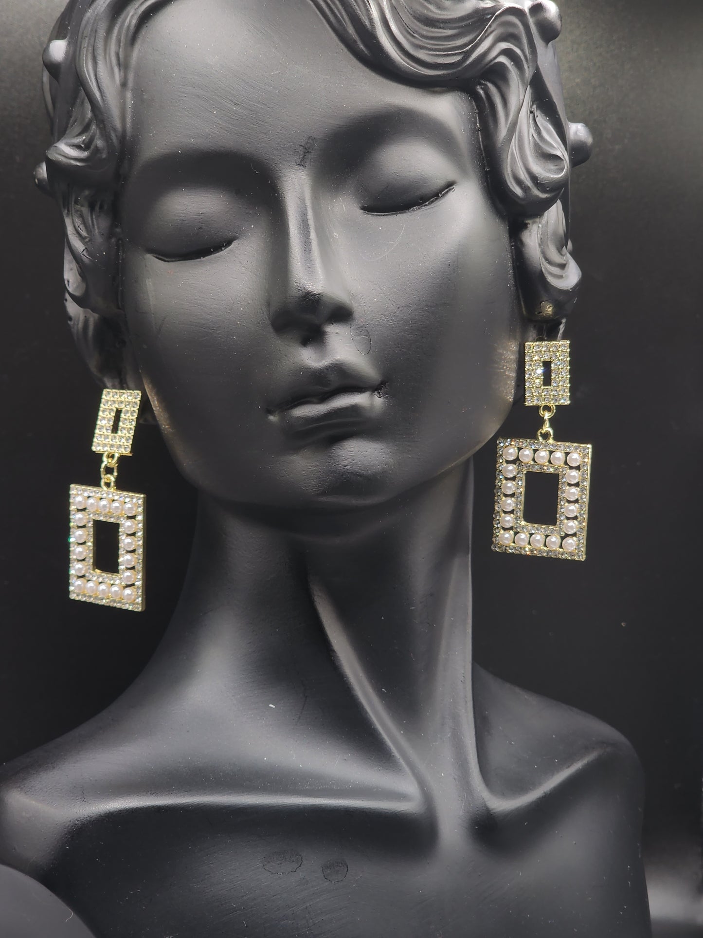 Pearl white gold-toned drop earrings.