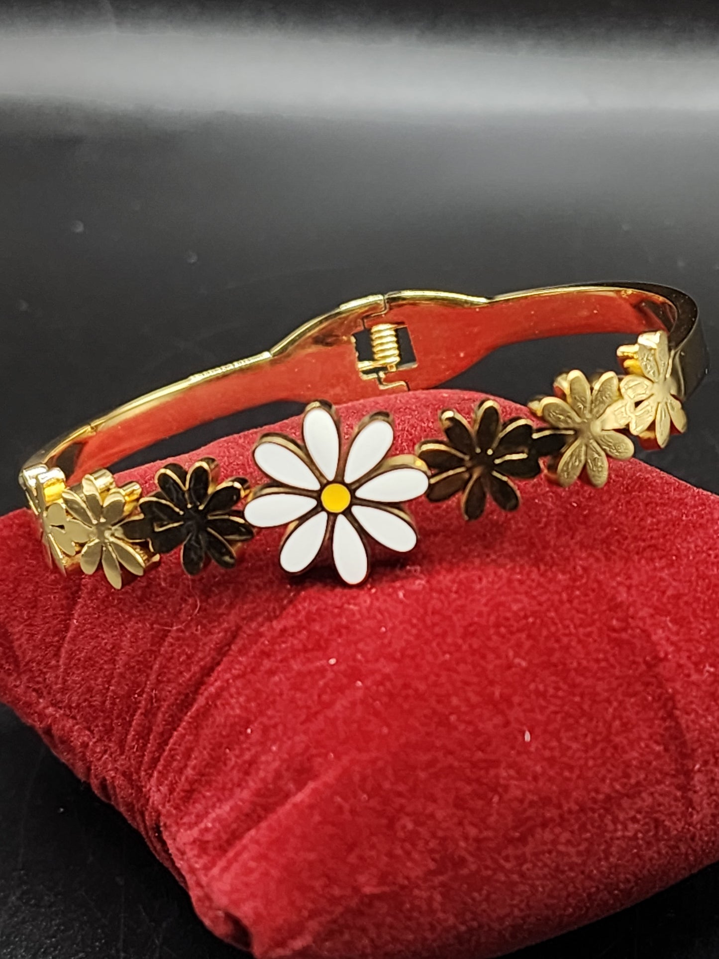 PSK ELEGANCE Daisy Bloom Floral Gold Bracelet ✨