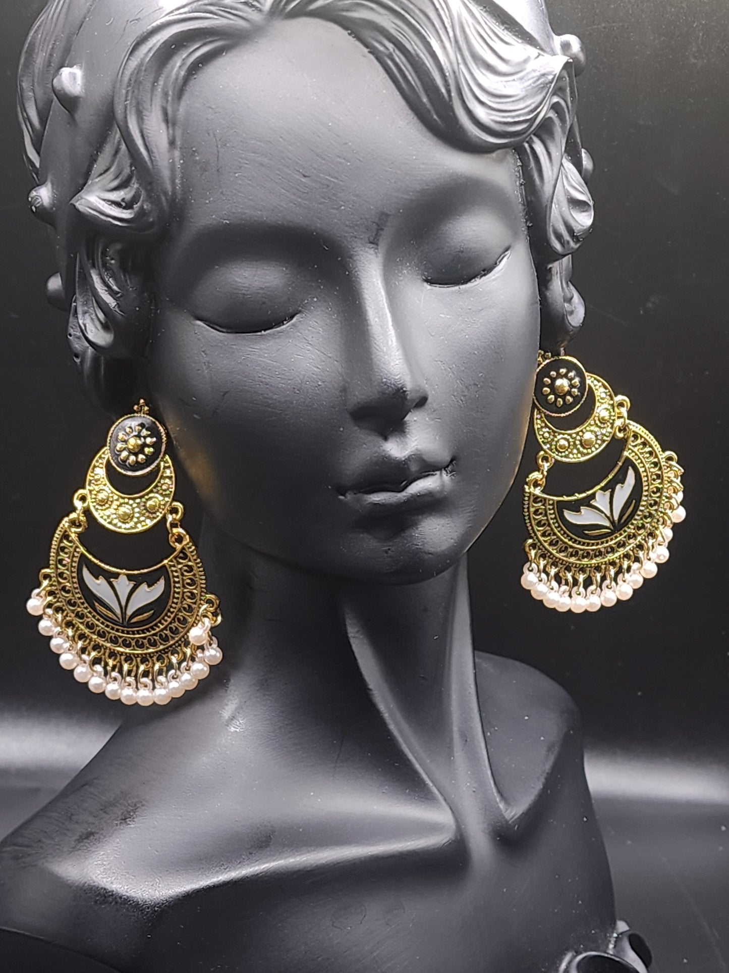 Golden + black + pearls = pure elegance 💫
These chandbalis will instantly upgrade ANY outfit