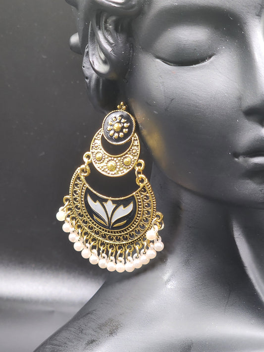 Golden + black + pearls = pure elegance 💫
These chandbalis will instantly upgrade ANY outfit