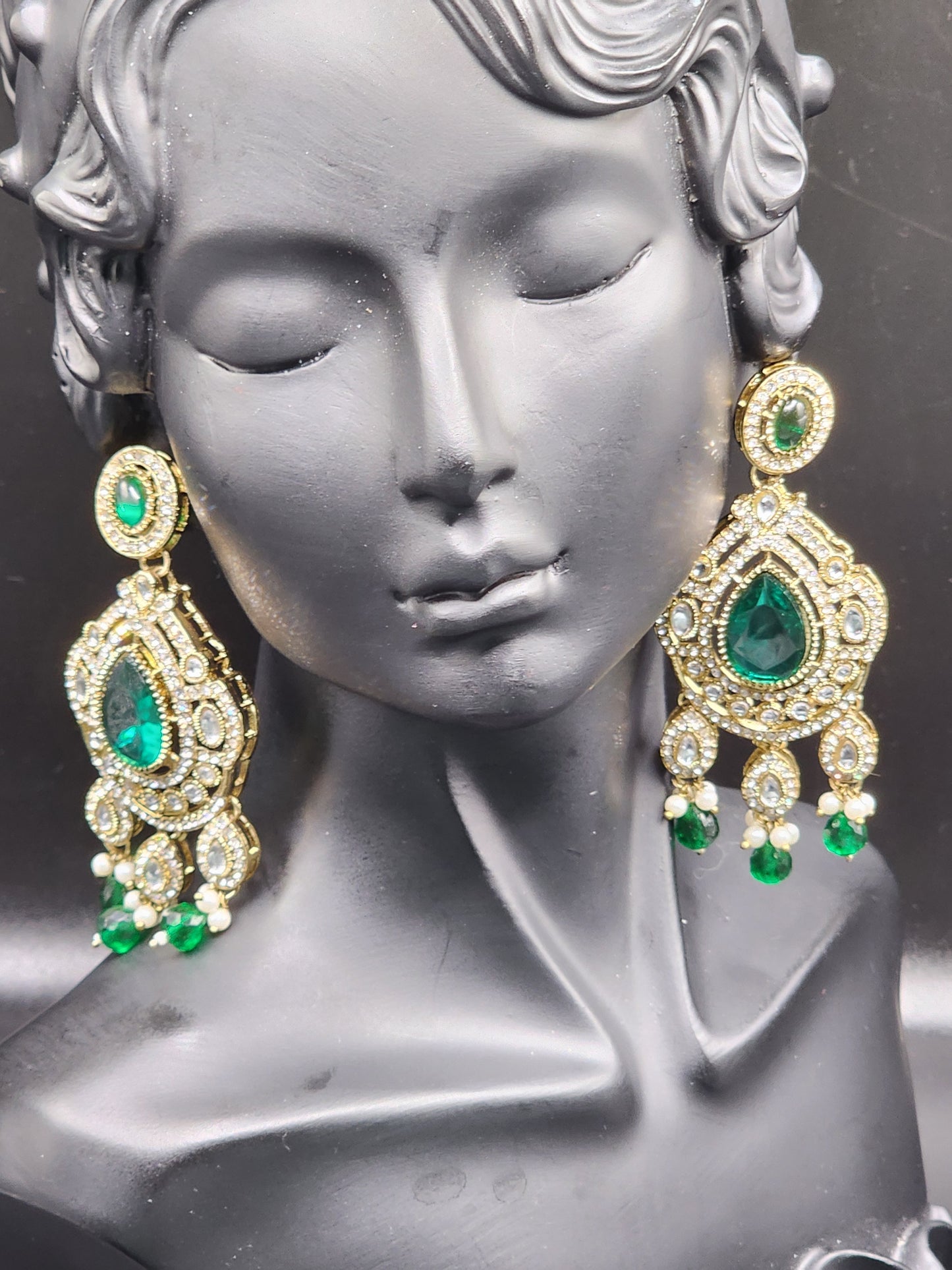 Emerald Kundan Chandbali Drop Earrings
💚