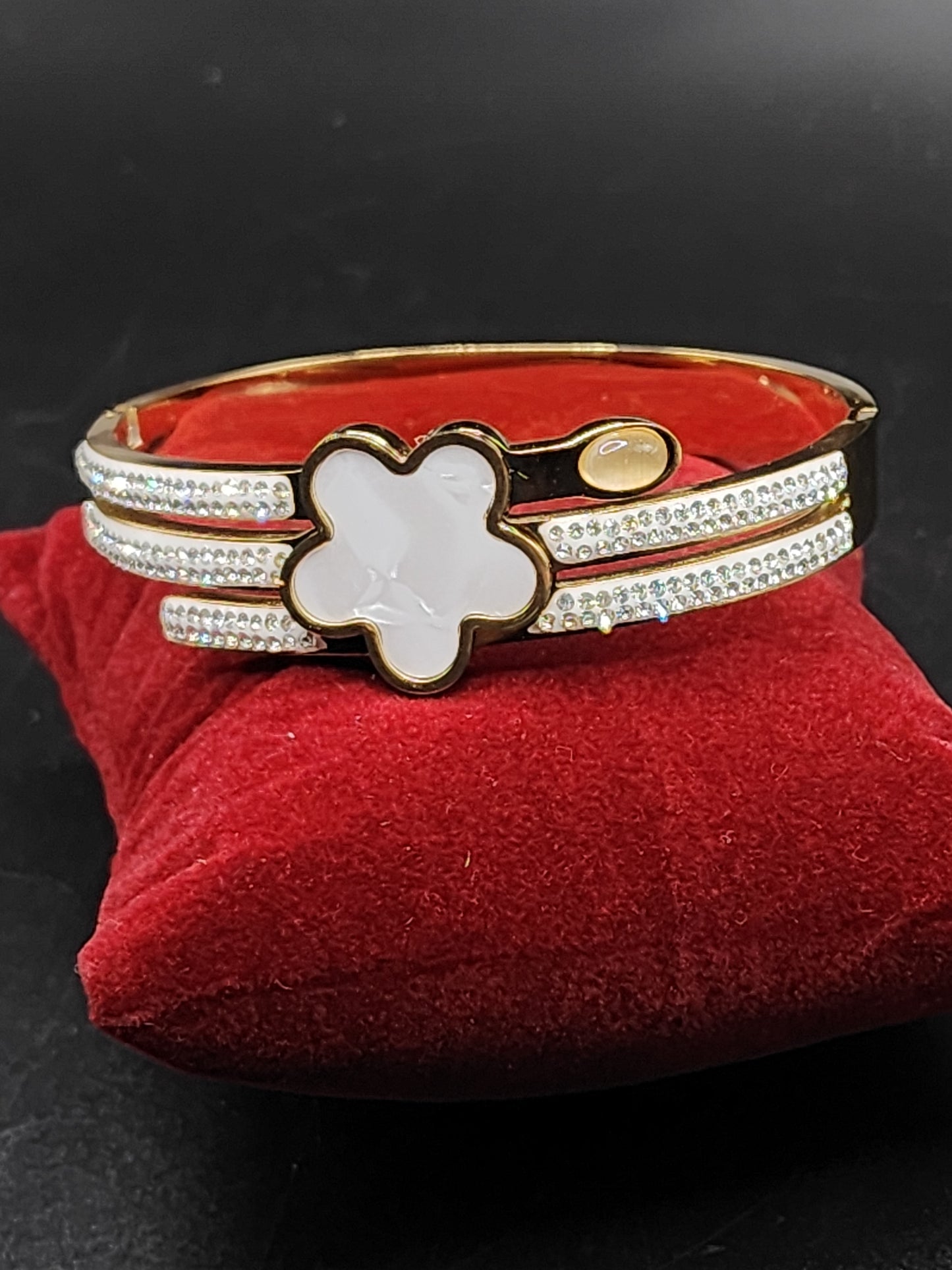 PSK ELEGANCE White Clover Luxe Crystal Bracelet ✨