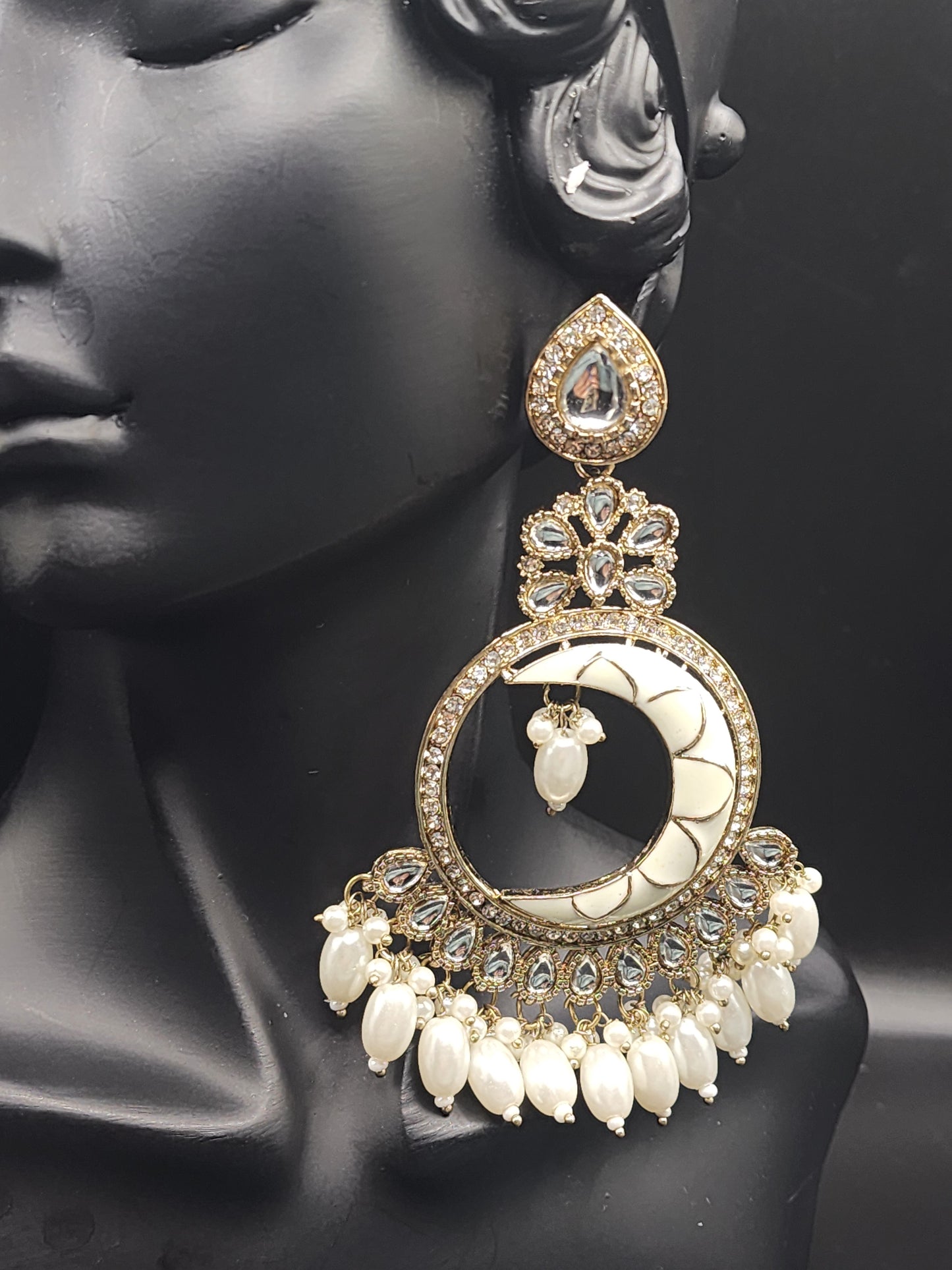 White & gold kundan-style circular chandbali. Floral stud top with teardrop stones